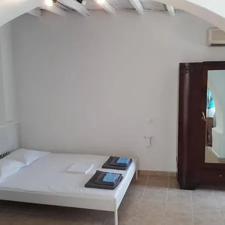 Antigonis Traditional House In Lefkes Village *